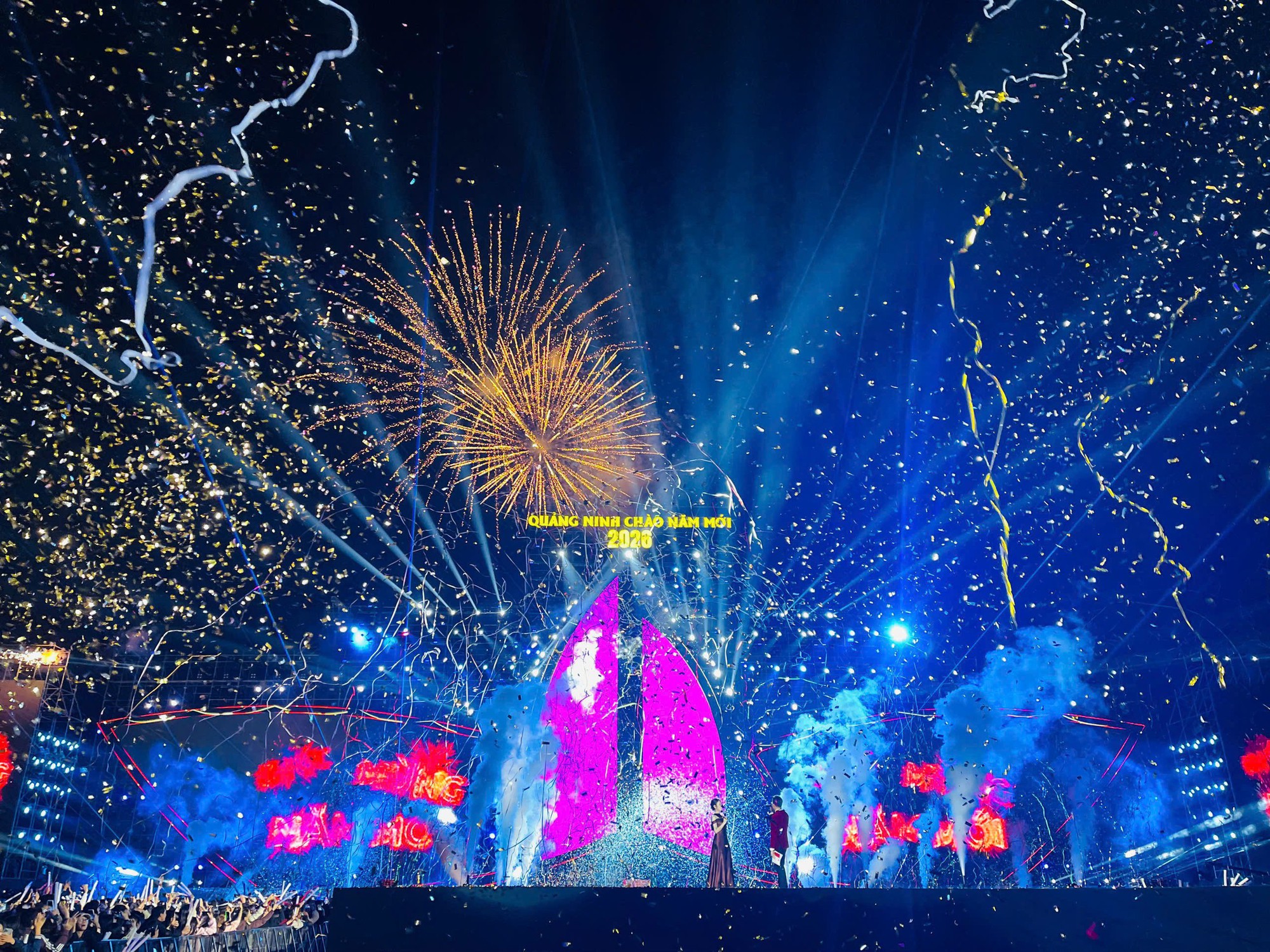 380.000 người ùn ùn đổ về trong 2 ngày, một địa phương cách Hà Nội hơn 100km tha hồ "hốt bạc"- Ảnh 1.