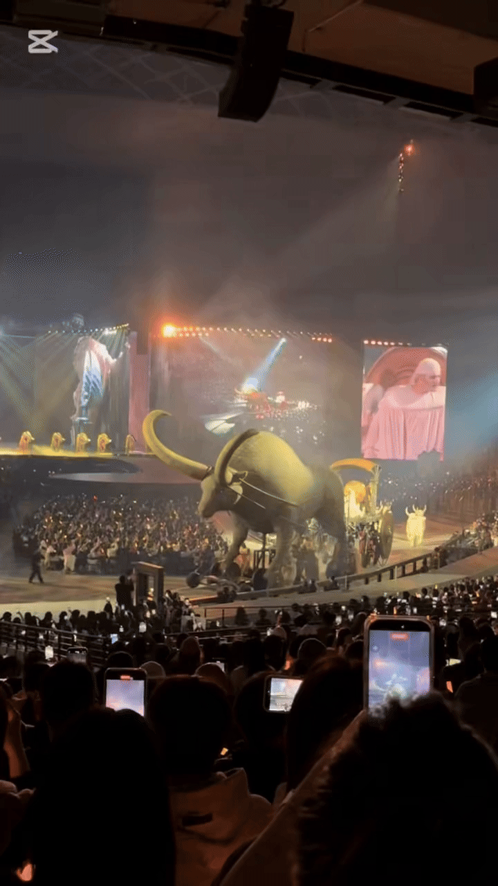 Mỹ nhân vung 760 tỷ cưỡi trăn 30m, 20 sinh vật chạy khắp SVĐ khiến 120.000 người “bị hạ gục”- Ảnh 5.