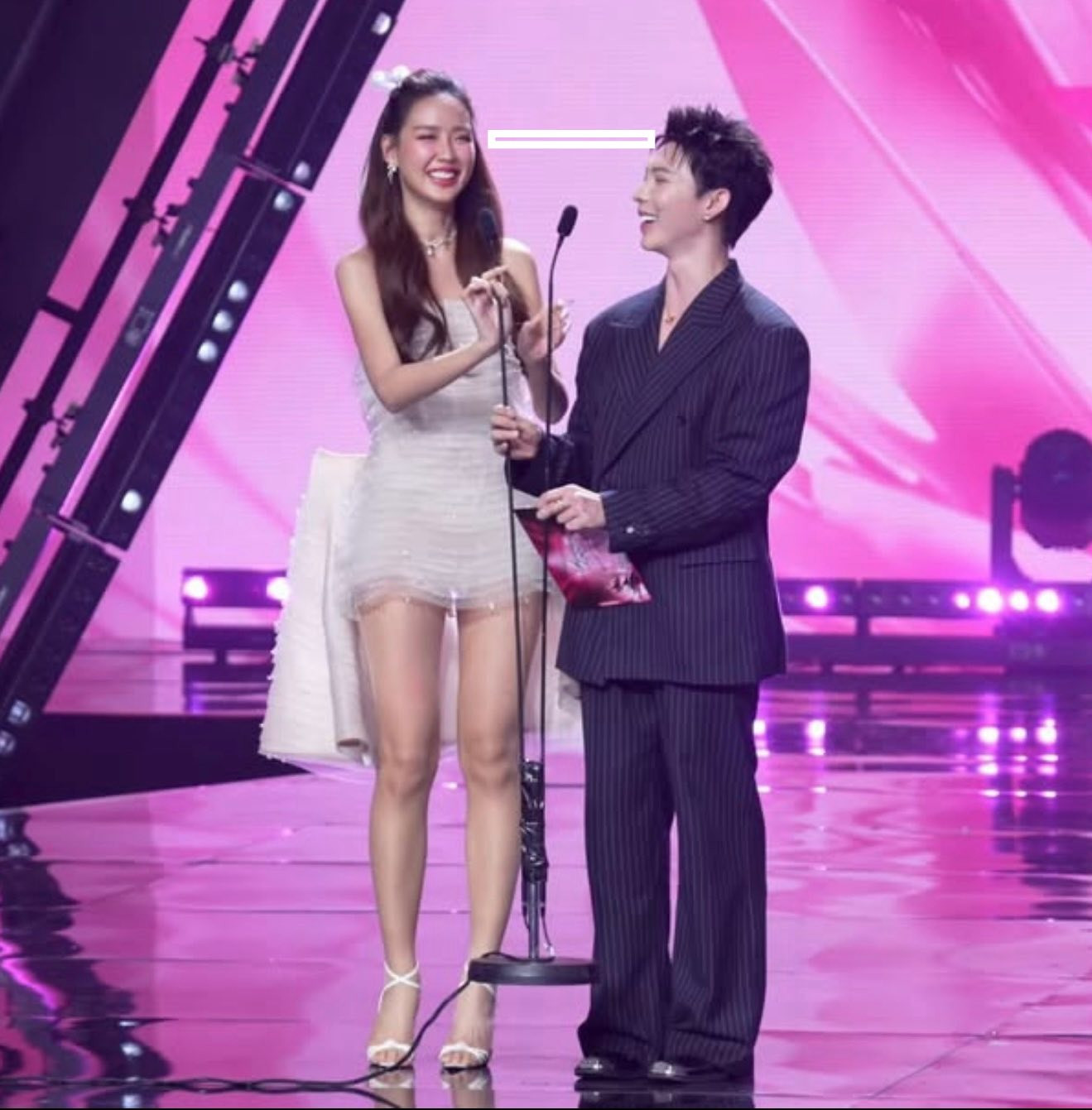 Khung hình gây náo loạn đầu năm của Hoa hậu cao nhất Việt Nam và nhạc sĩ Nguyễn Văn Chung- Ảnh 2.