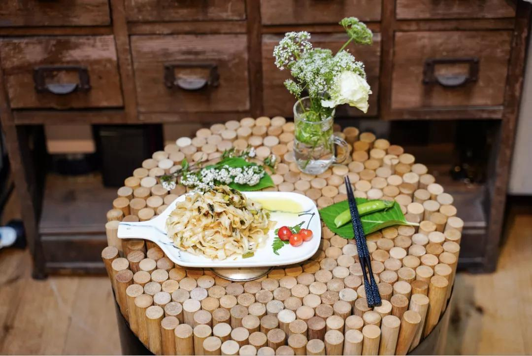 Thuê nhà nhỏ vẫn sống như biệt thự: Mẹ đơn thân biến ban công - sân hẹp thành khu vườn xanh mướt- Ảnh 13.