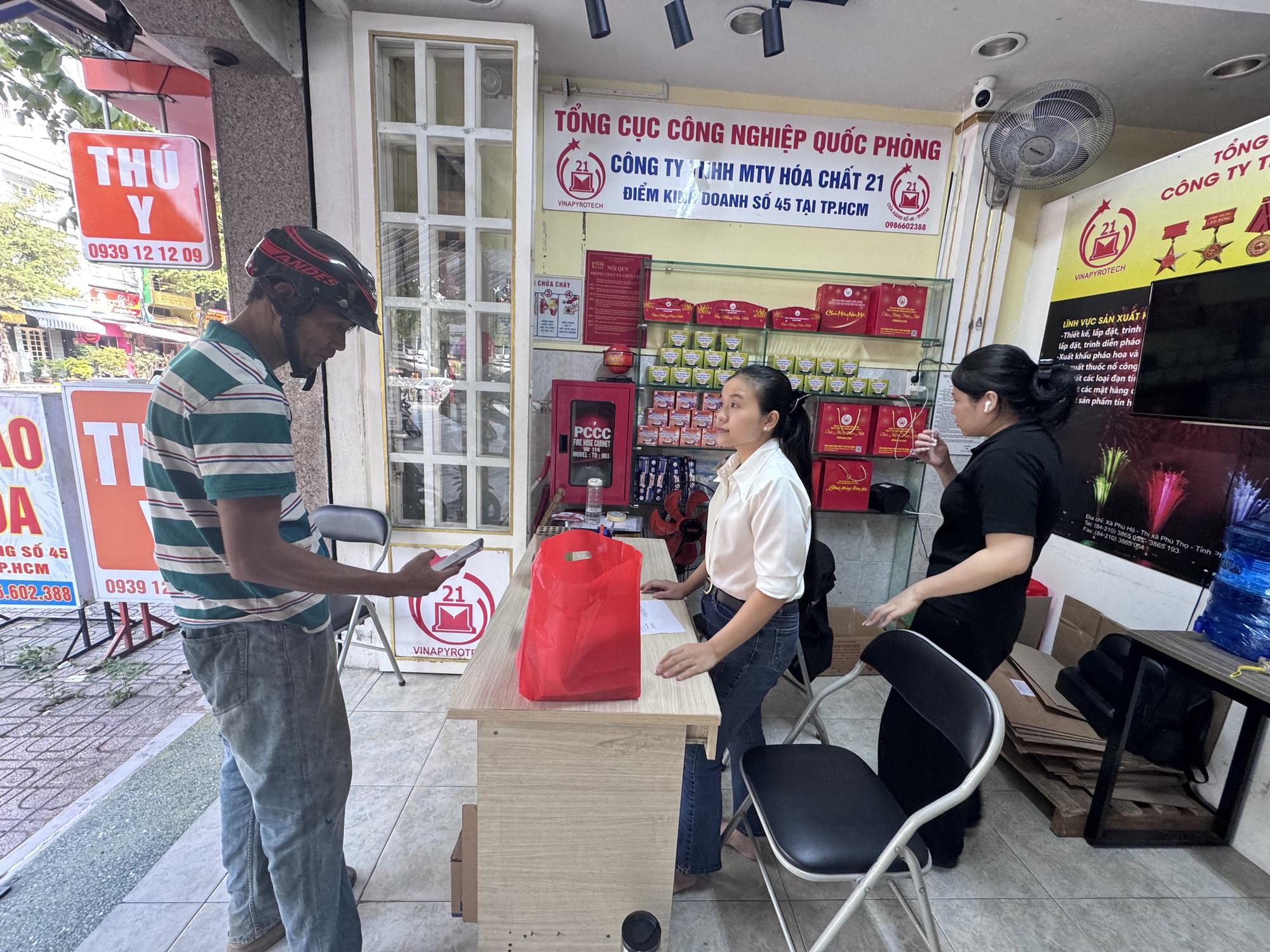 Thị trường pháo hoa Tết bắt đầu nóng, giá tăng 50.000 - 100.000 đồng/hộp - Ảnh 1.