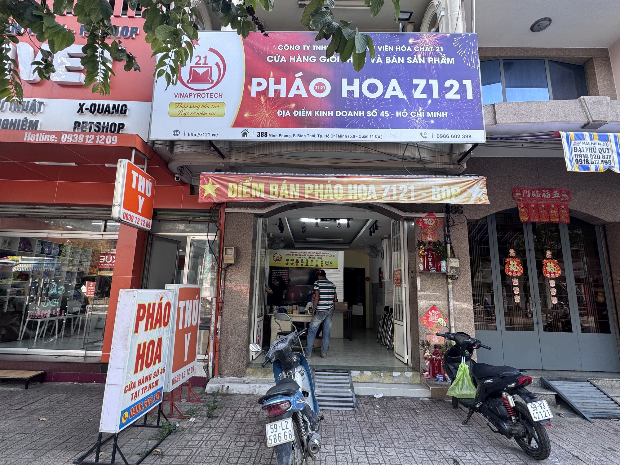 Thị trường pháo hoa Tết bắt đầu nóng, giá tăng 50.000 - 100.000 đồng/hộp - Ảnh 3.