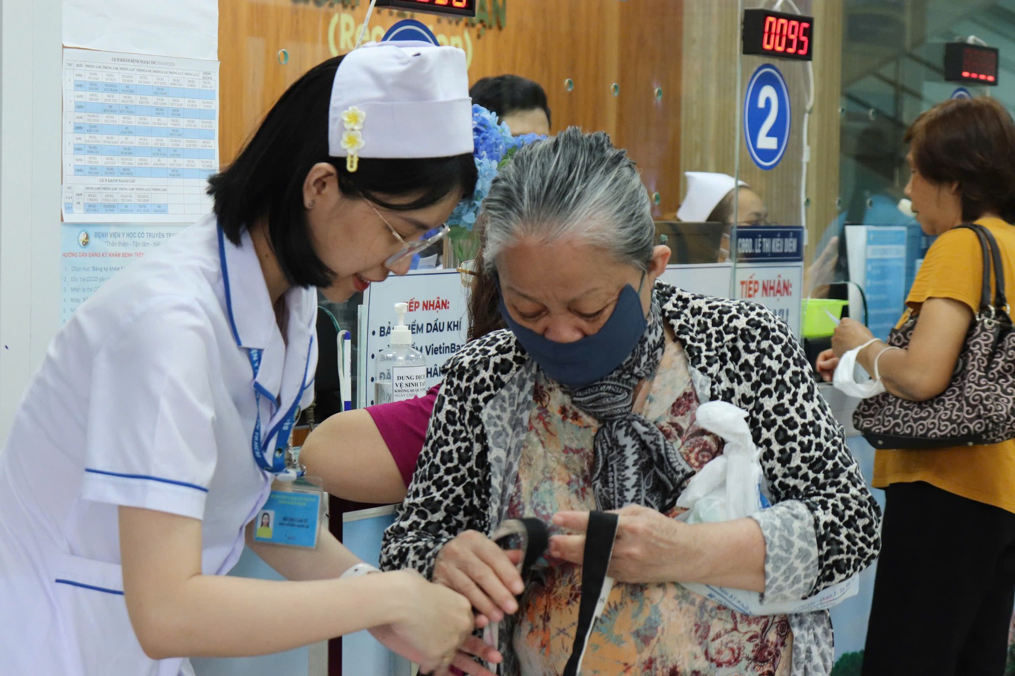 TPHCM: Sau sáp nhập các cơ sở y tế, quyền lợi BHYT của người dân được thực hiện thế nào? - Ảnh 1.