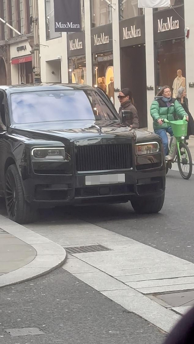 Bắt tận tay David Beckham xé bỏ giấy phạt kẹp trên Rolls Royce giá 21 tỷ khi đưa Victoria đi mua sắm- Ảnh 2.