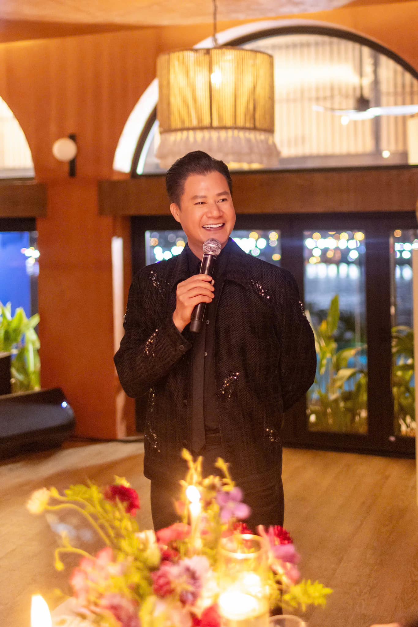 Nam ca sĩ từng cưới hoa hậu, tuổi 50 sống một mình trong biệt thự 400m2 đẹp hơn resort ở Phú Nhuận- Ảnh 1.