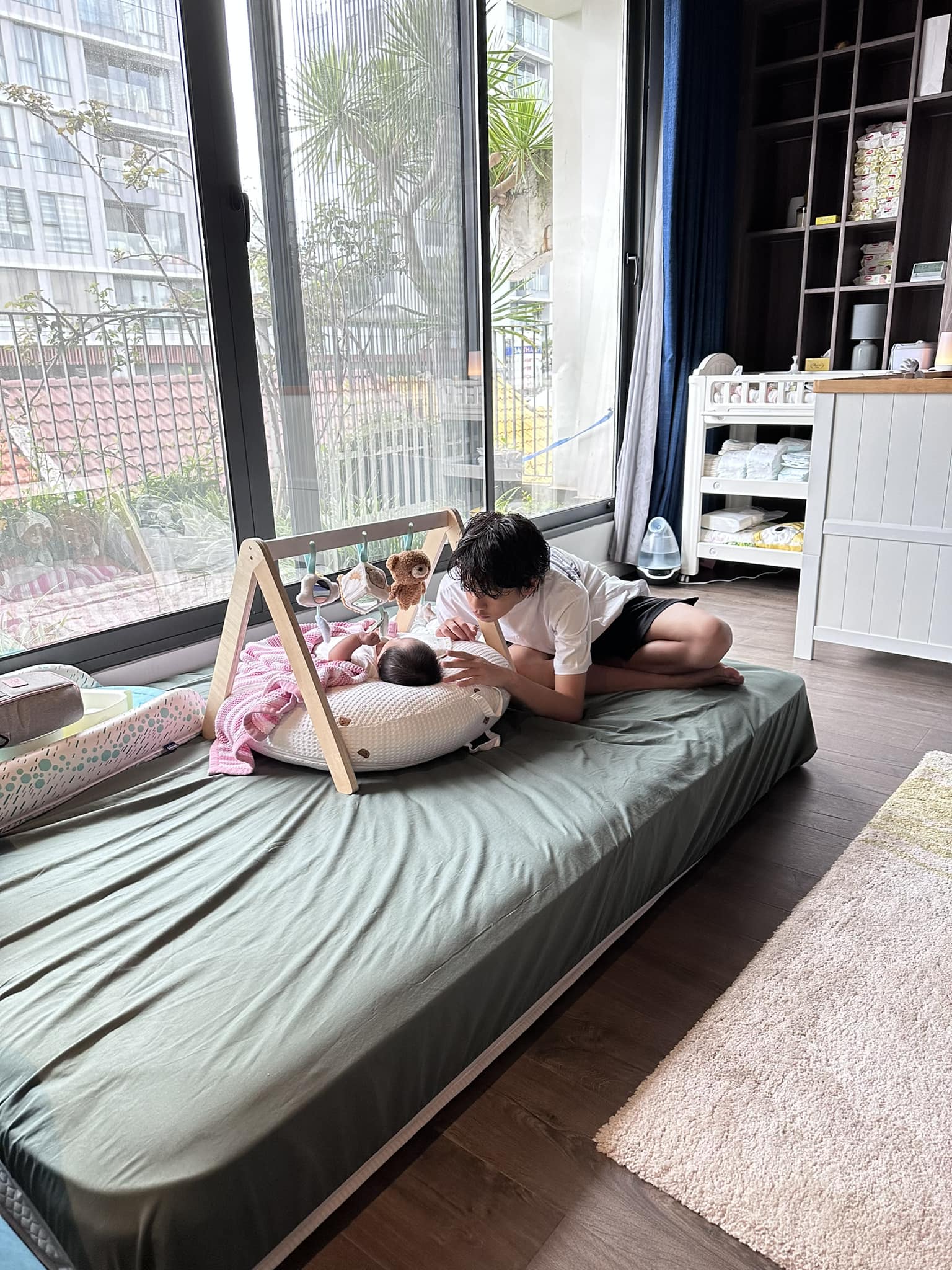 Subeo mới 15 tuổi đã cao 1m8, hưởng trọn "gen cao kều" của mẹ: "Anh cả quốc dân", cao lớn vững chãi và cực mê chăm em - Ảnh 11.