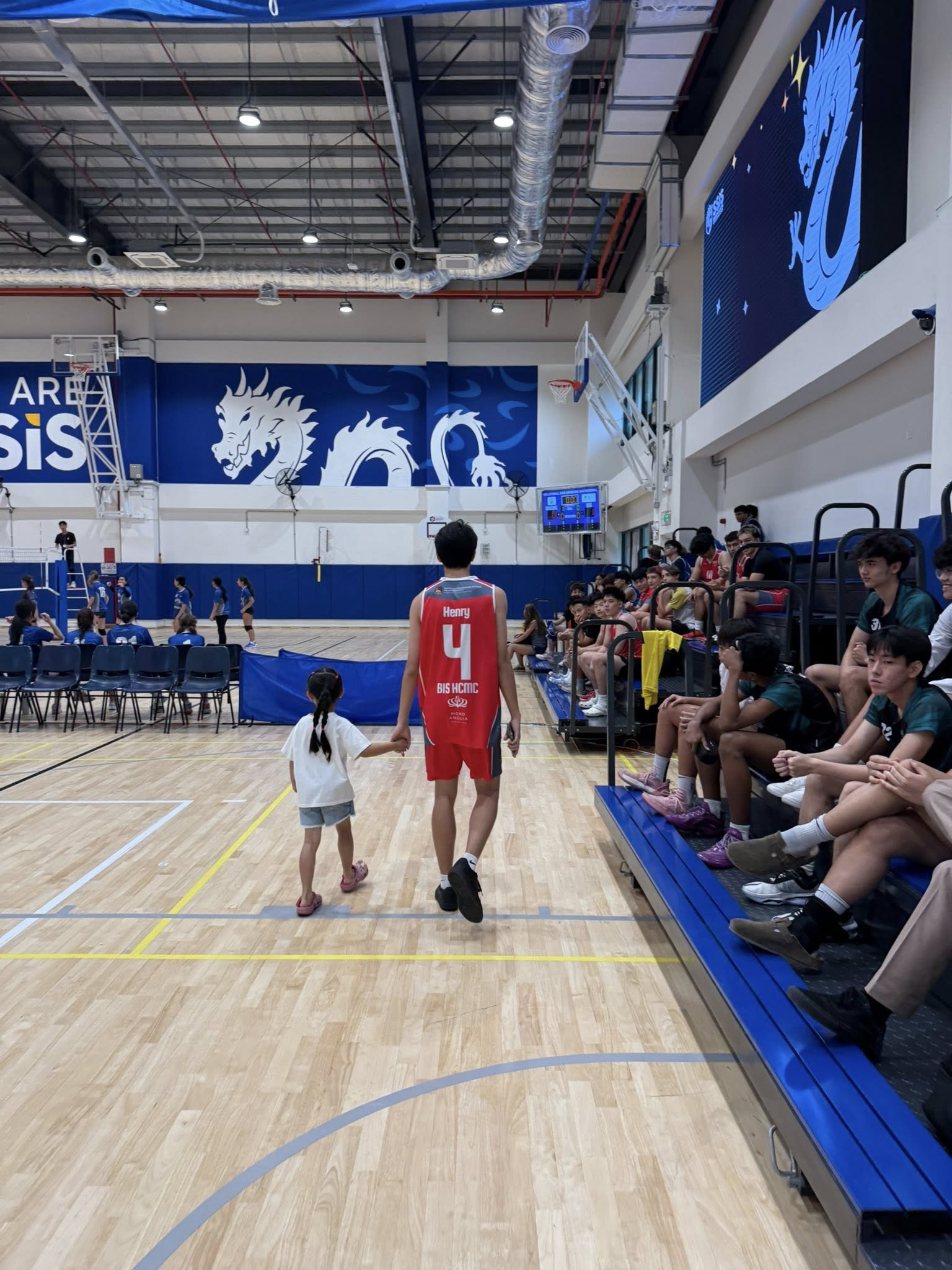 Subeo mới 15 tuổi đã cao 1m8, hưởng trọn "gen cao kều" của mẹ: "Anh cả quốc dân", cao lớn vững chãi và cực mê chăm em - Ảnh 13.