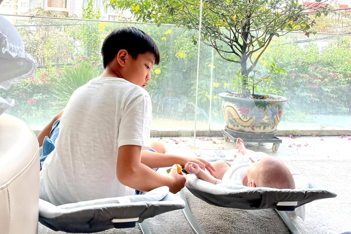 Subeo mới 15 tuổi đã cao 1m8, hưởng trọn "gen cao kều" của mẹ: "Anh cả quốc dân", cao lớn vững chãi và cực mê chăm em - Ảnh 4.