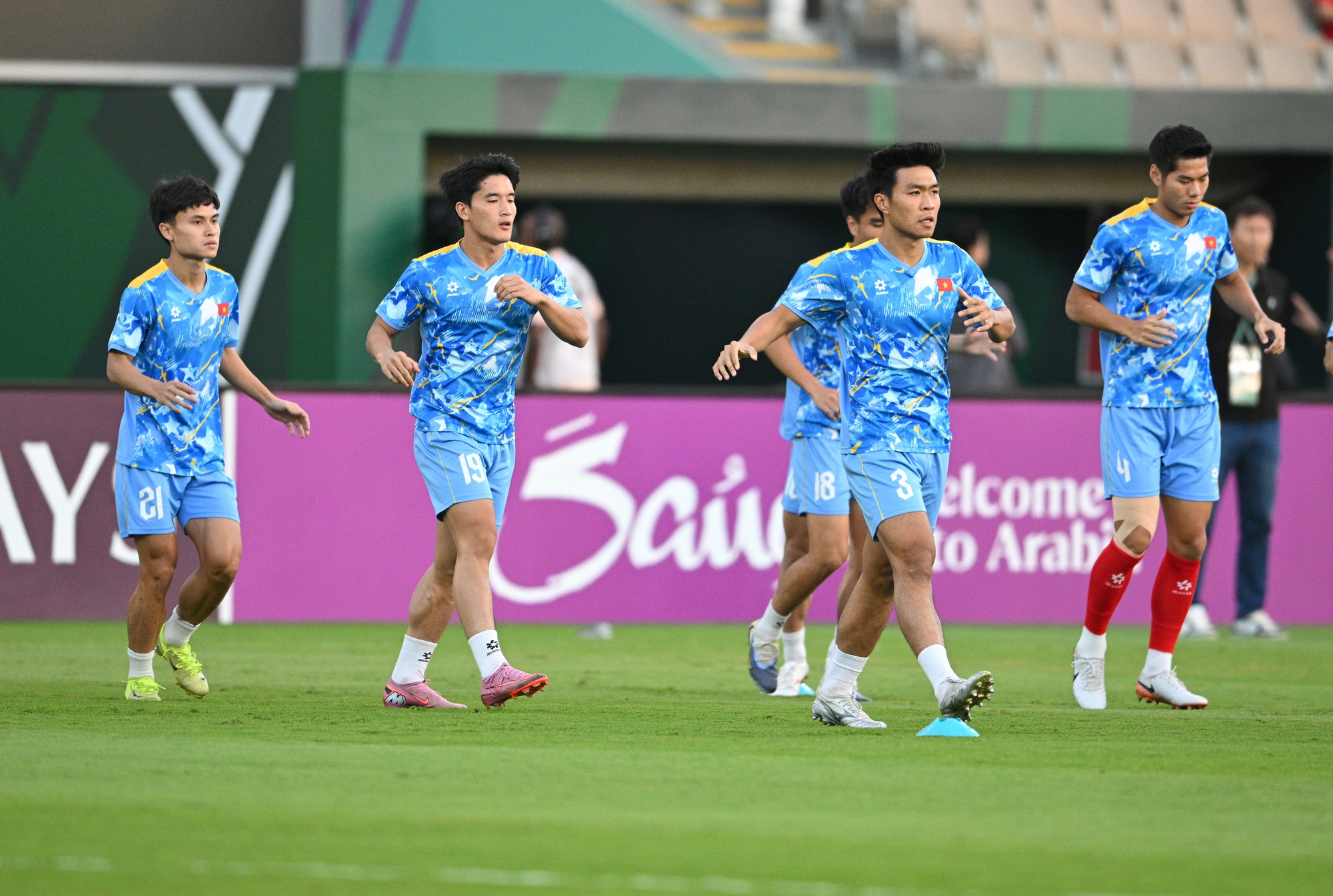 Diễn biến U23 Việt Nam vs U23 Trung Quốc 22h30 hôm nay: Hiểu Minh bật khóc rời sân- Ảnh 3.