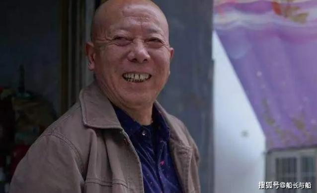 Bố chồng có tiền tỷ vẫn không giúp con trai, con dâu đến hỏi cho ra lẽ: Vừa bước vào nhà đã chết lặng- Ảnh 2.