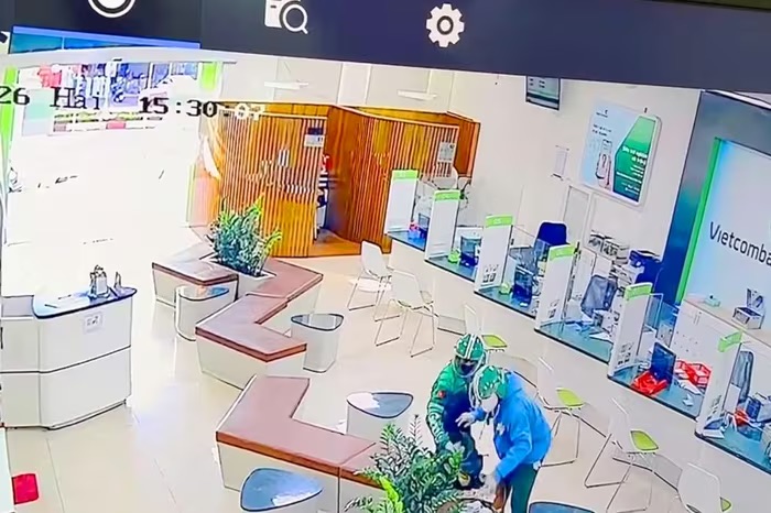 Công an Gia Lai thông tin ban đầu về vụ cướp ngân hàng tại phường Hội Phú - Ảnh 1.