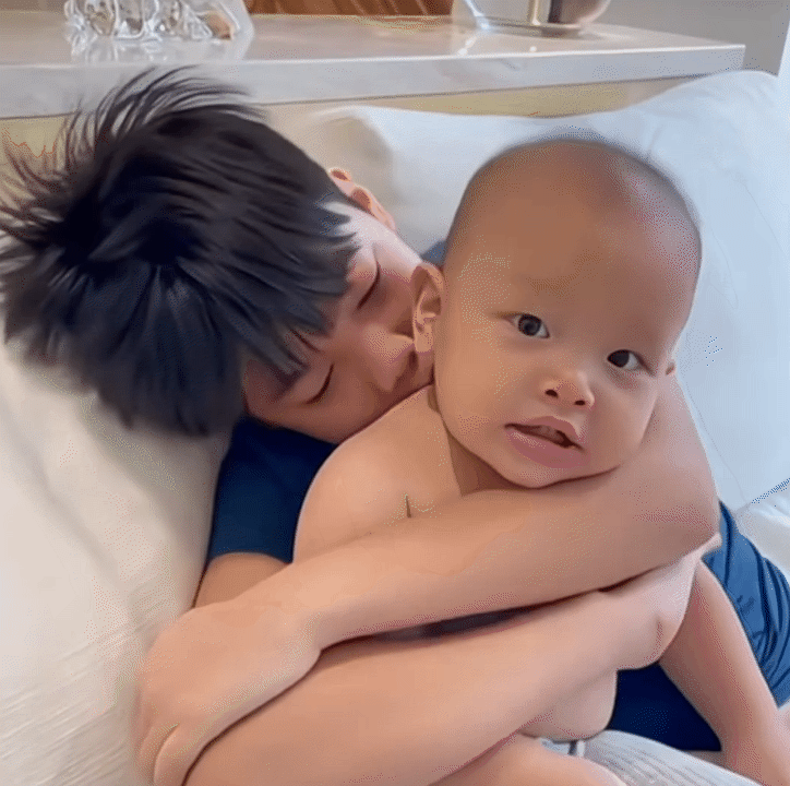 Subeo mới 15 tuổi đã cao 1m8, hưởng trọn "gen cao kều" của mẹ: "Anh cả quốc dân", cao lớn vững chãi và cực mê chăm em - Ảnh 5.