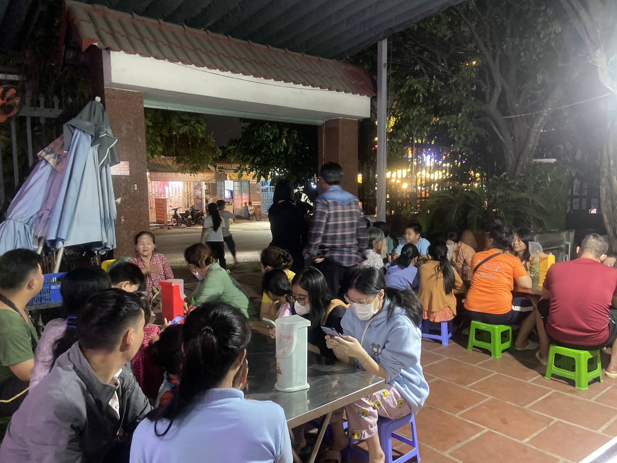 Quán mì lạ lùng nhất TP.HCM: Chỉ mở tối thứ 5 với 400 tô, "nay đây mai đó" nhưng già trẻ đều xếp hàng dài chờ ăn- Ảnh 4.