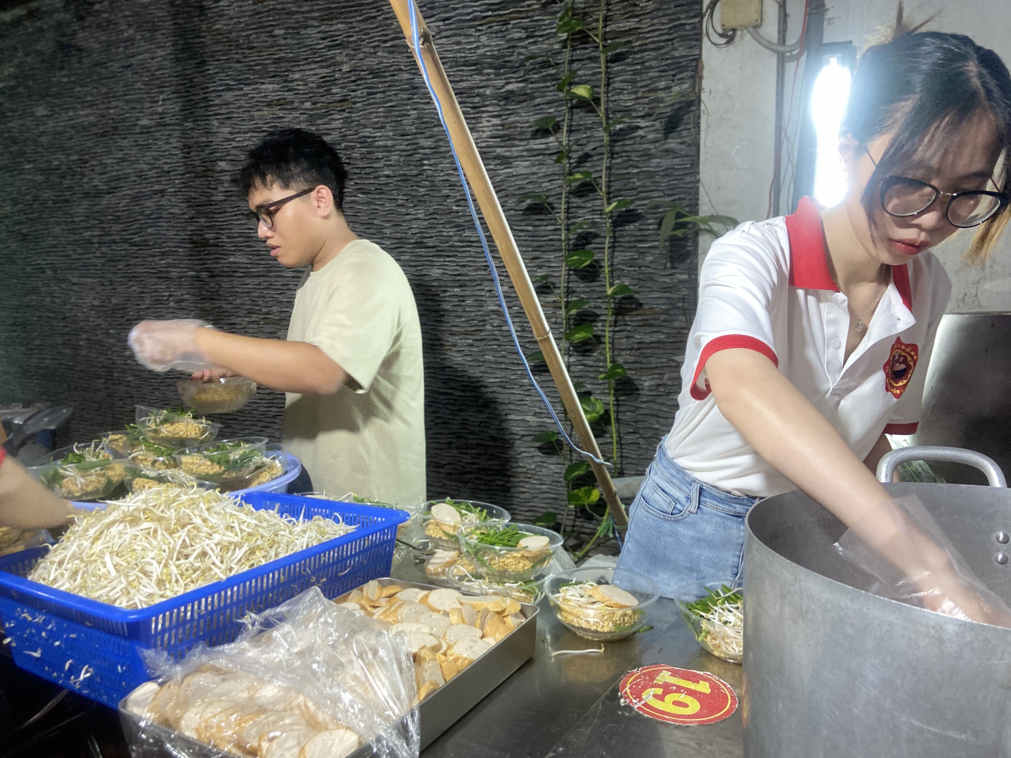 Quán mì lạ lùng nhất TP.HCM: Chỉ mở tối thứ 5 với 400 tô, "nay đây mai đó" nhưng già trẻ đều xếp hàng dài chờ ăn- Ảnh 7.