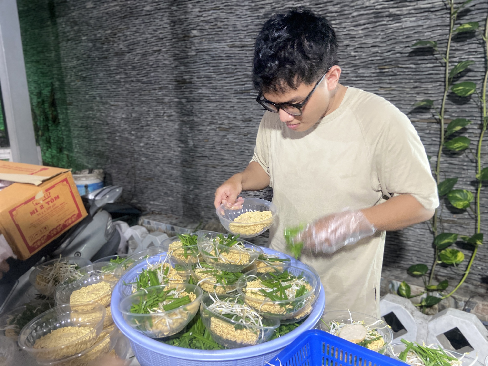 Quán mì lạ lùng nhất TP.HCM: Chỉ mở tối thứ 5 với 400 tô, "nay đây mai đó" nhưng già trẻ đều xếp hàng dài chờ ăn- Ảnh 6.