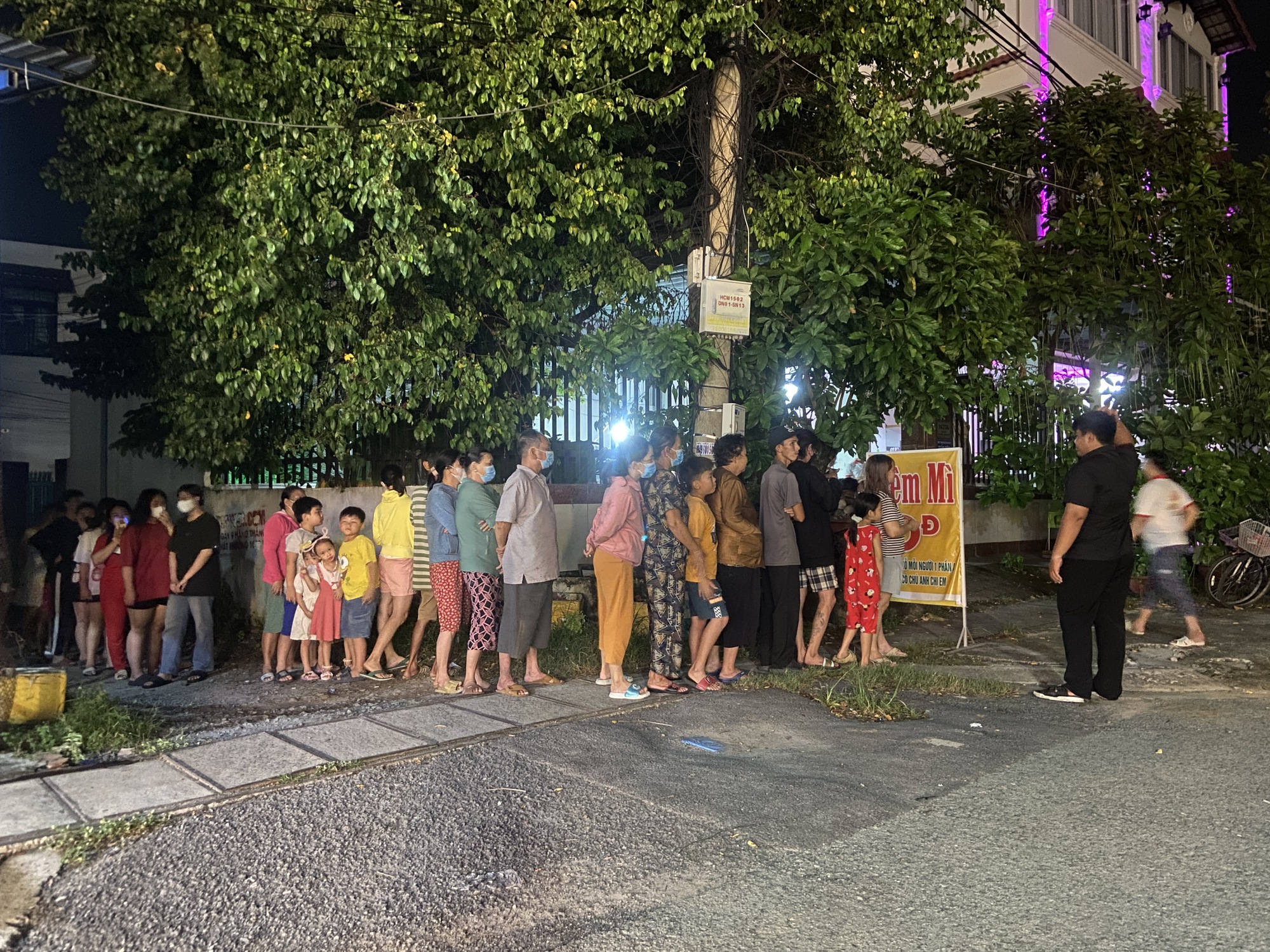 Quán mì lạ lùng nhất TP.HCM: Chỉ mở tối thứ 5 với 400 tô, "nay đây mai đó" nhưng già trẻ đều xếp hàng dài chờ ăn- Ảnh 1.