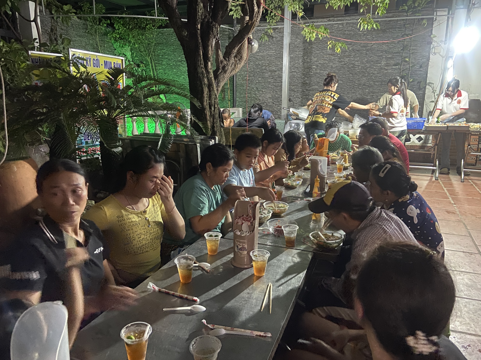 Quán mì lạ lùng nhất TP.HCM: Chỉ mở tối thứ 5 với 400 tô, "nay đây mai đó" nhưng già trẻ đều xếp hàng dài chờ ăn- Ảnh 3.