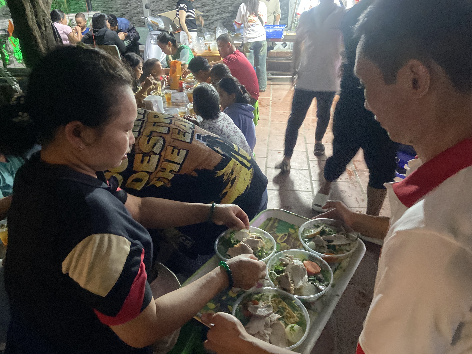 Quán mì lạ lùng nhất TP.HCM: Chỉ mở tối thứ 5 với 400 tô, "nay đây mai đó" nhưng già trẻ đều xếp hàng dài chờ ăn- Ảnh 8.