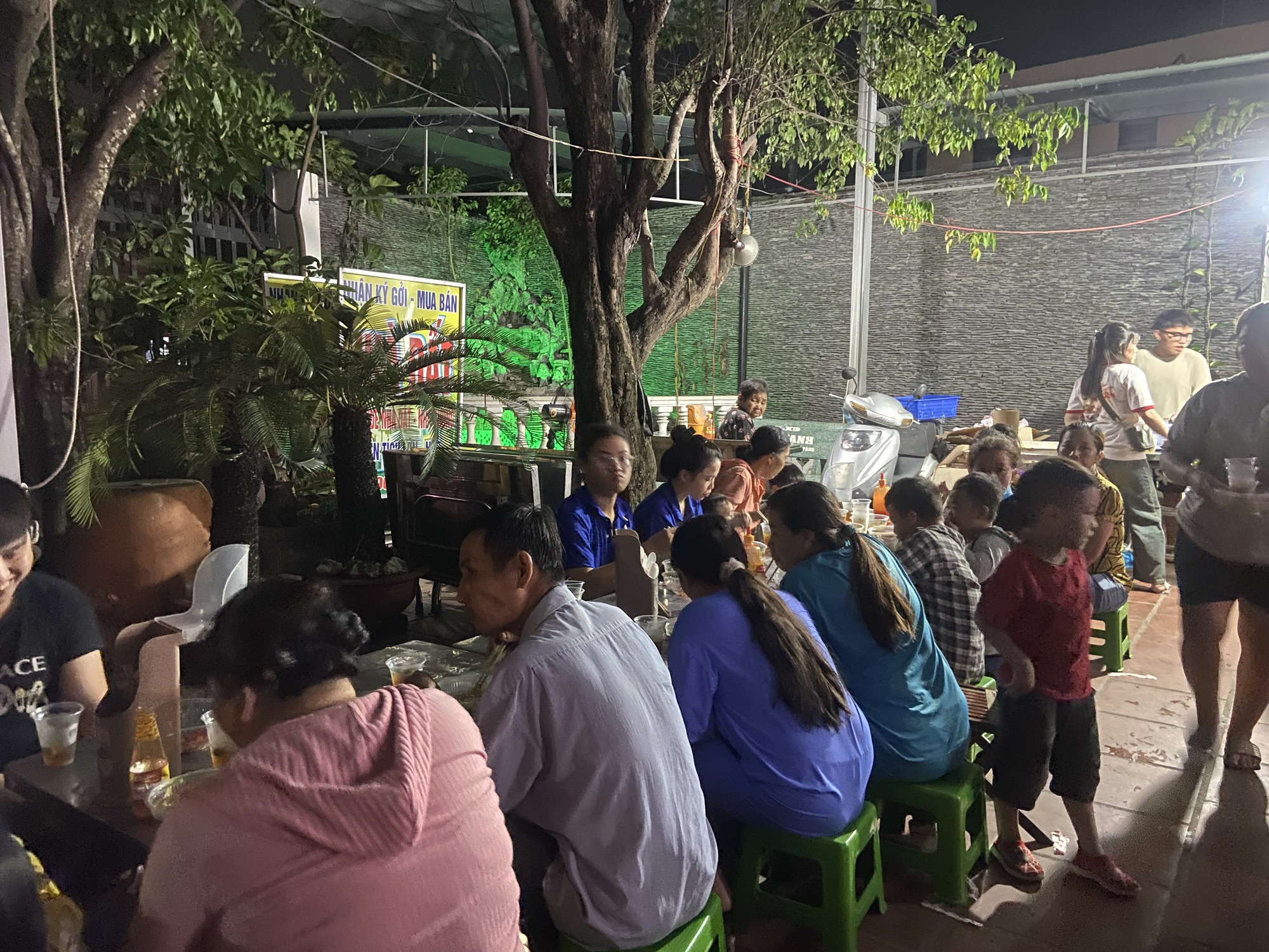 Quán mì lạ lùng nhất TP.HCM: Chỉ mở tối thứ 5 với 400 tô, "nay đây mai đó" nhưng già trẻ đều xếp hàng dài chờ ăn- Ảnh 2.