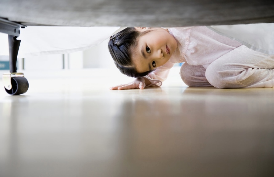 Nữ tiếp viên hàng không tiết lộ quy tắc sinh tồn 2 giây: Ném chai nước vào gầm giường ngay khi nhận phòng khách sạn- Ảnh 2.