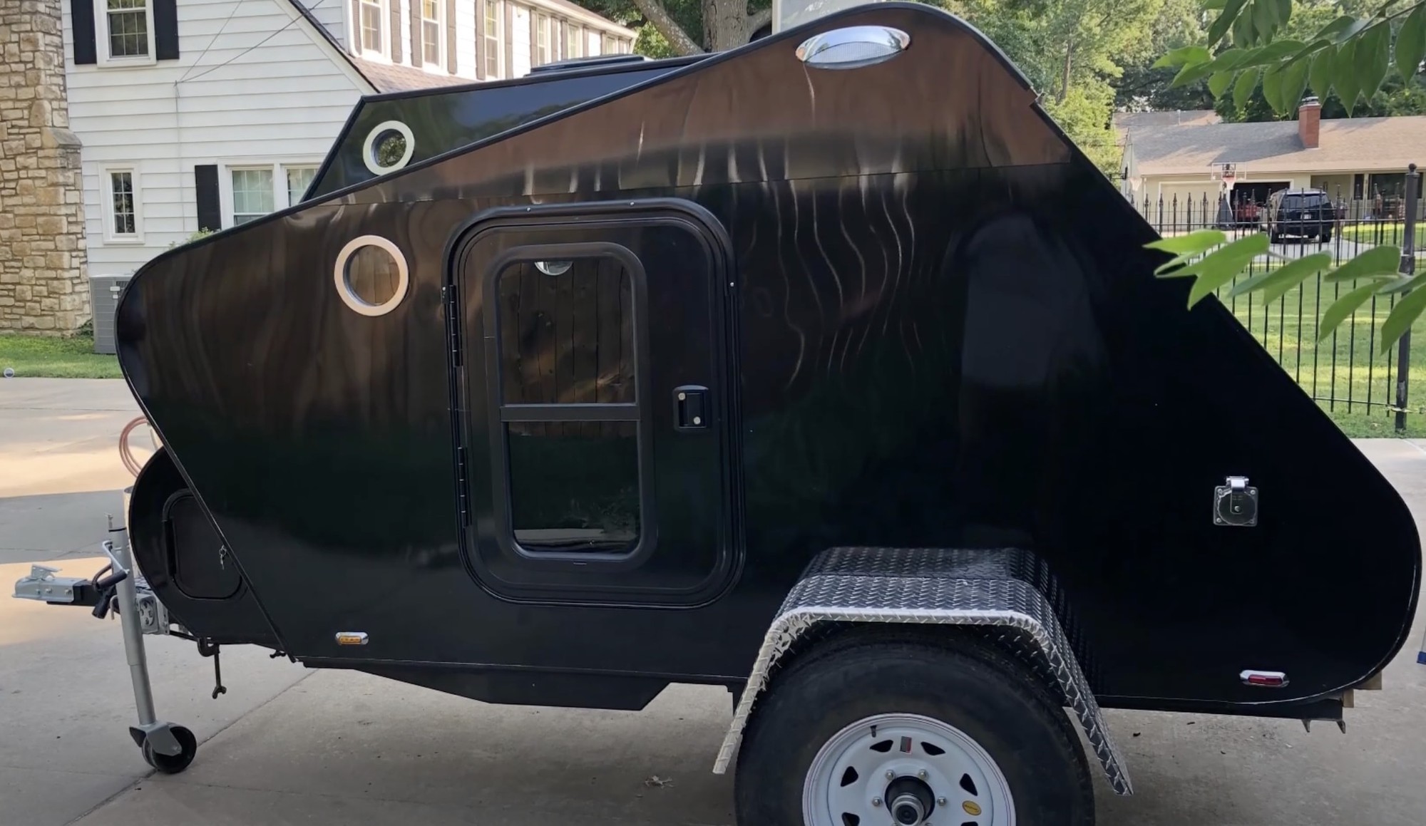 Nhà di động 'dị' trông như xe tăng, nhỏ nhẹ mà vẫn đủ tiện ích - Ảnh 2.