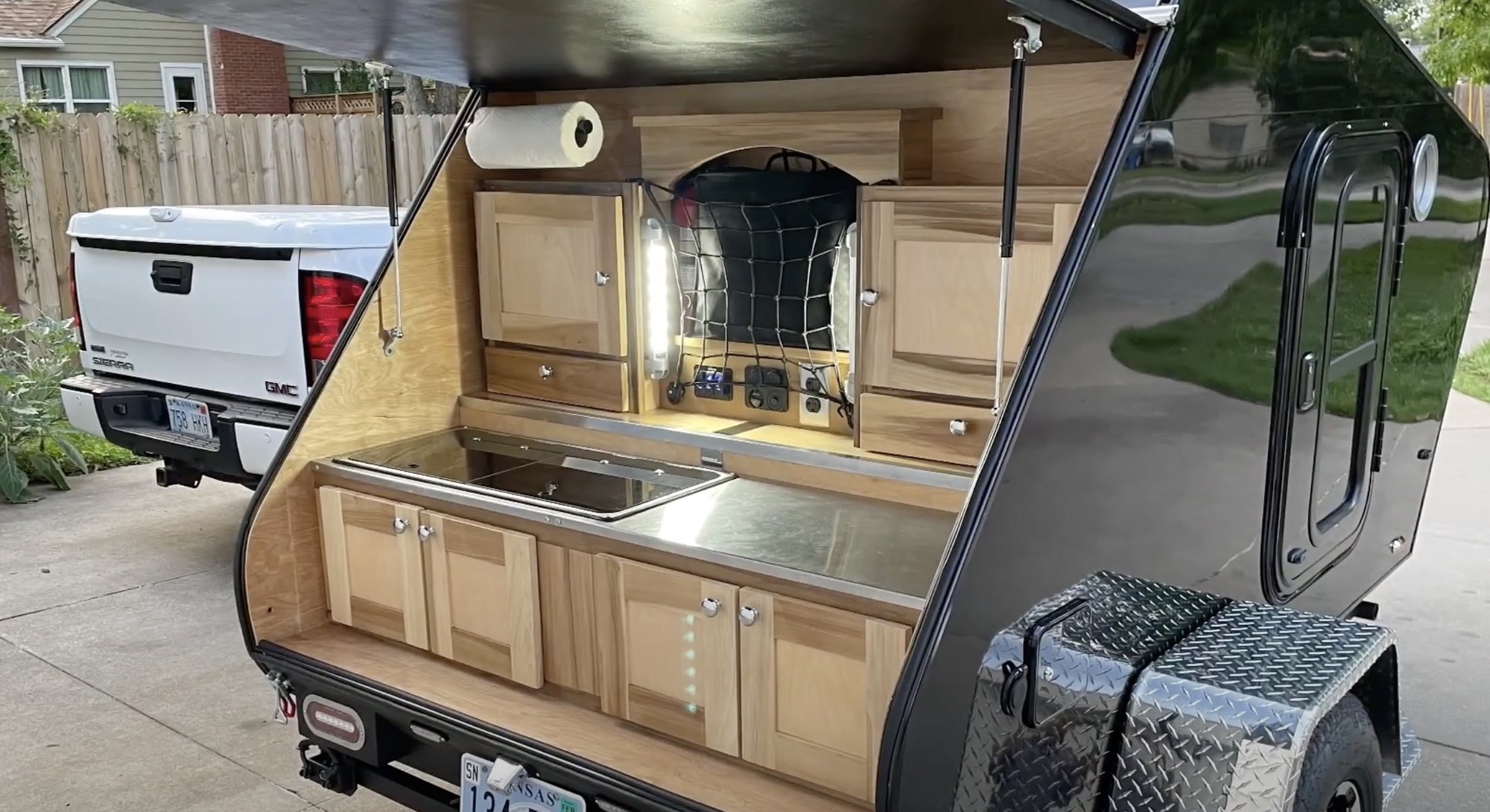 Nhà di động 'dị' trông như xe tăng, nhỏ nhẹ mà vẫn đủ tiện ích - Ảnh 6.