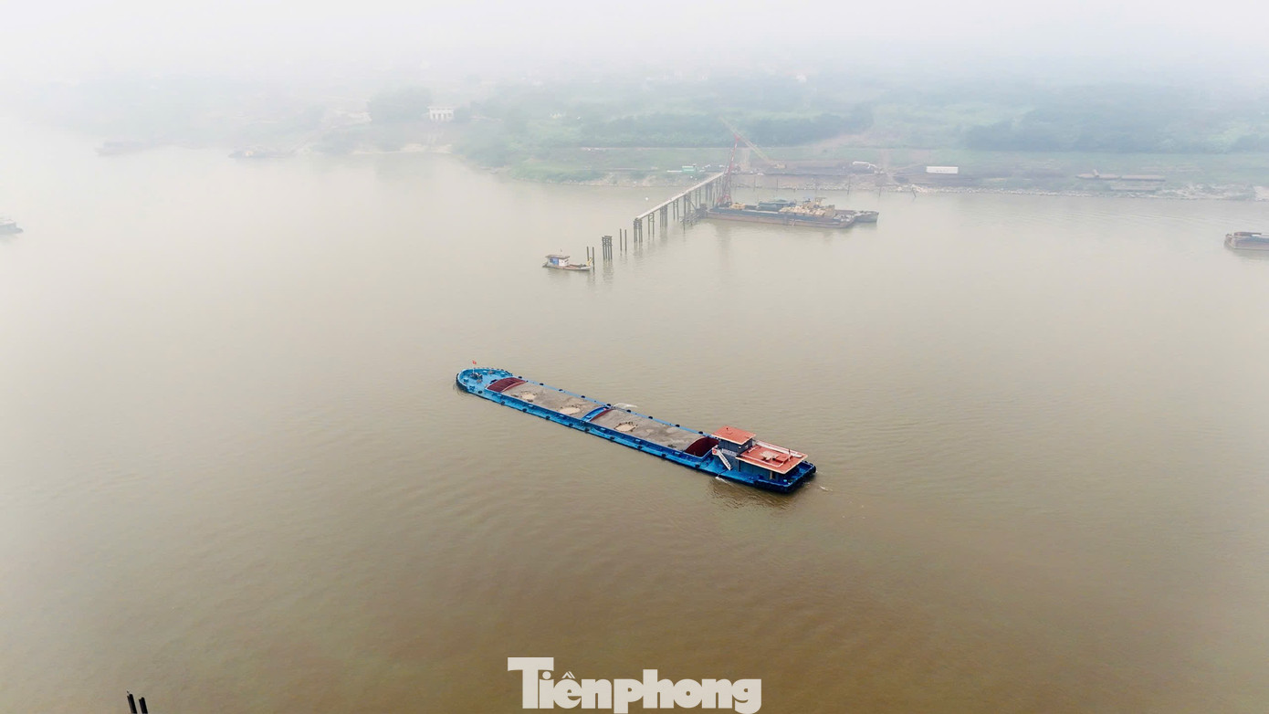 Cận cảnh công trường cầu Vân Phúc hơn 3.400 tỷ đồng vượt sông Hồng - Ảnh 1.