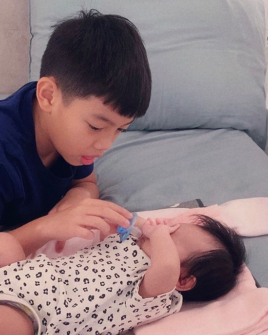 Subeo mới 15 tuổi đã cao 1m8, hưởng trọn "gen cao kều" của mẹ: "Anh cả quốc dân", cao lớn vững chãi và cực mê chăm em - Ảnh 9.