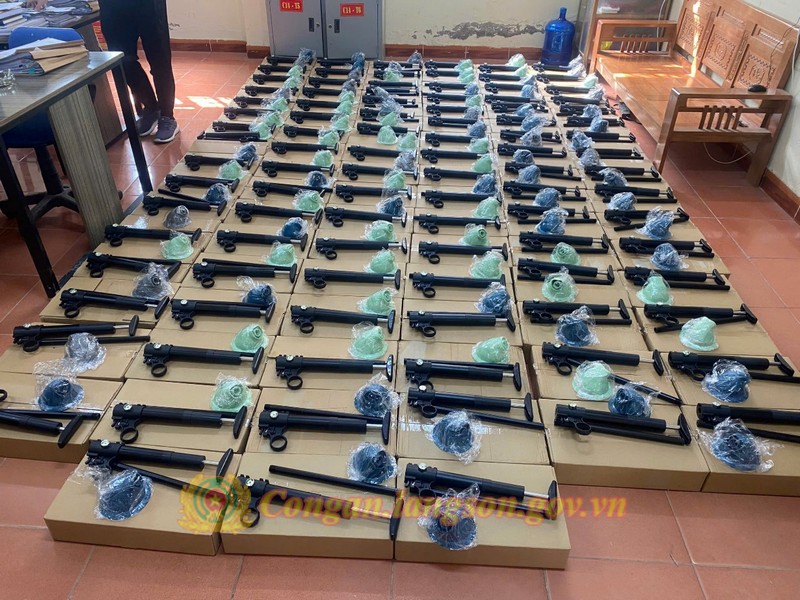 Khám xét kho hàng, bắt giam 'ông trùm' Dương Ích Phong, tịch thu số tang vật cực kì nguy hiểm - Ảnh 3.