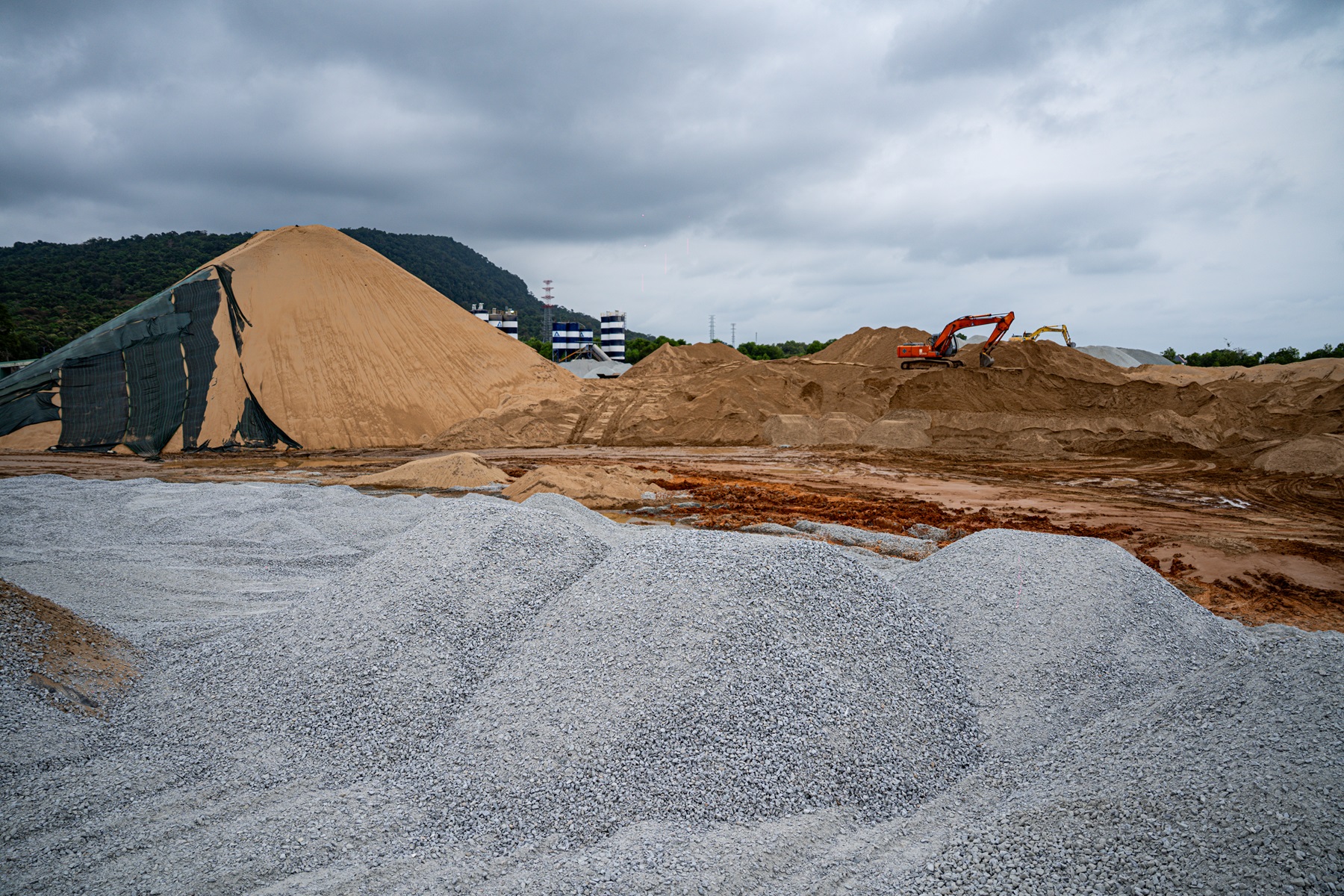 Đại công trình đón APEC ở Phú Quốc tăng tốc quyết liệt, cấp bách xử lý tình trạng thiếu vật liệu xây dựng  - Ảnh 2.