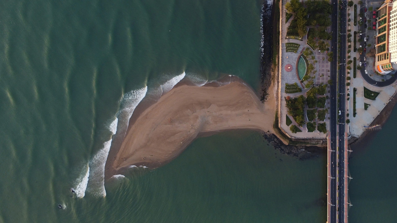 Nha Trang xuất hiện cồn cát độc lạ hình cá heo- Ảnh 2.