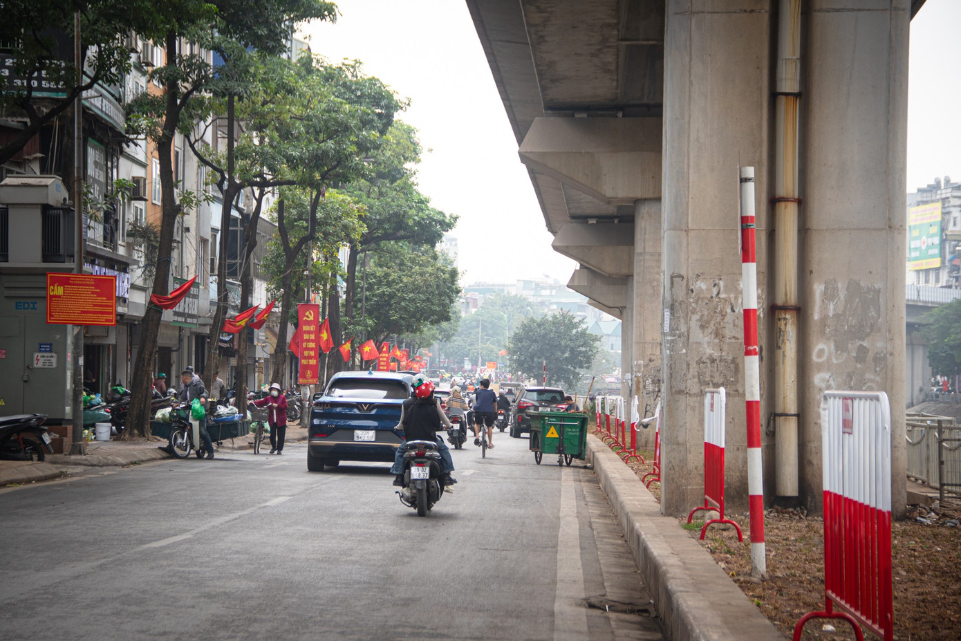 Phố Cầu Mới thông thoáng bất ngờ sau khi 'xóa sổ' chợ tự phát- Ảnh 1.