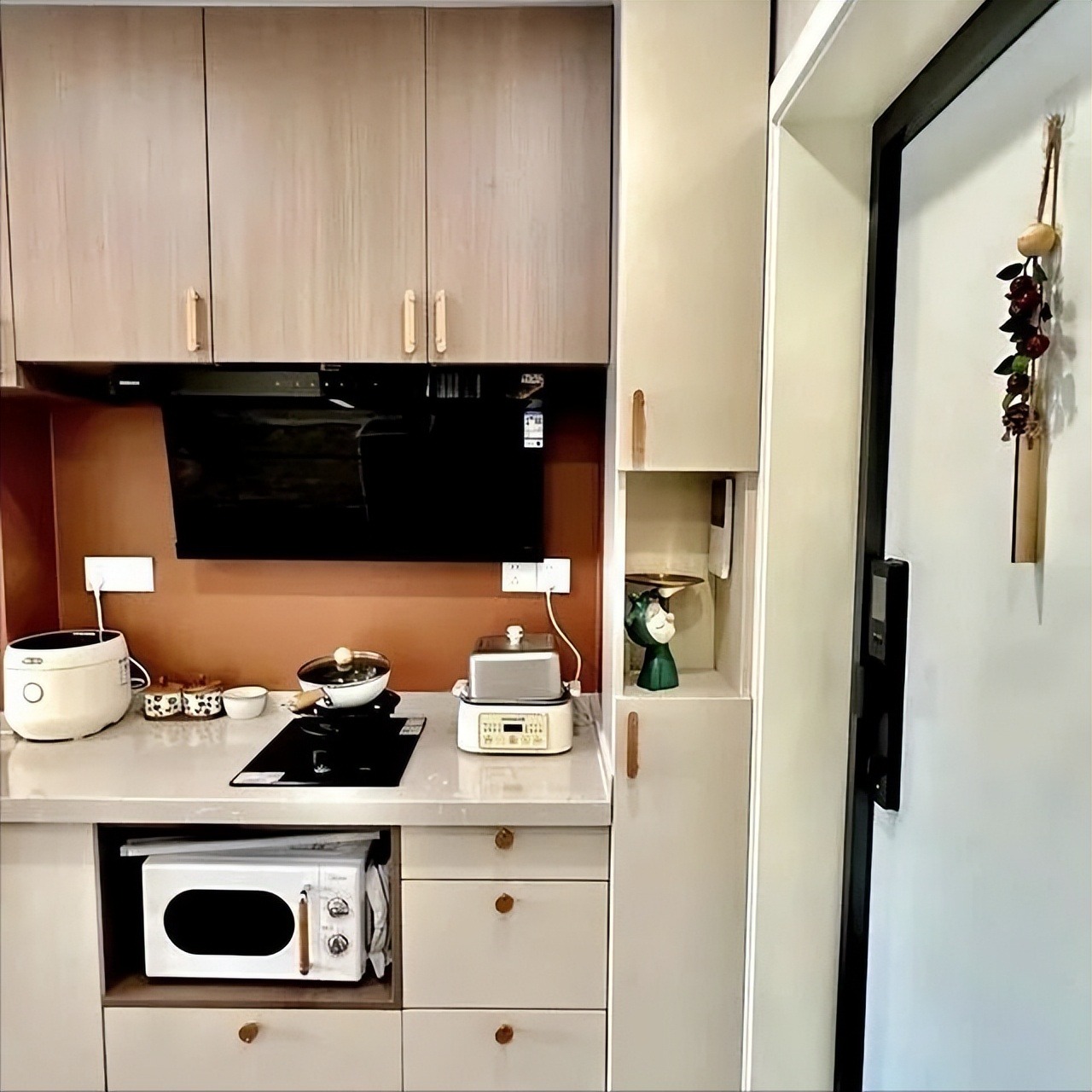 Thề chết không ở nhà thuê: Cô gái dồn tiền mua căn hộ nhỏ, quyết theo đuổi lối sống "nghèo sang chảnh" - Ảnh 3.