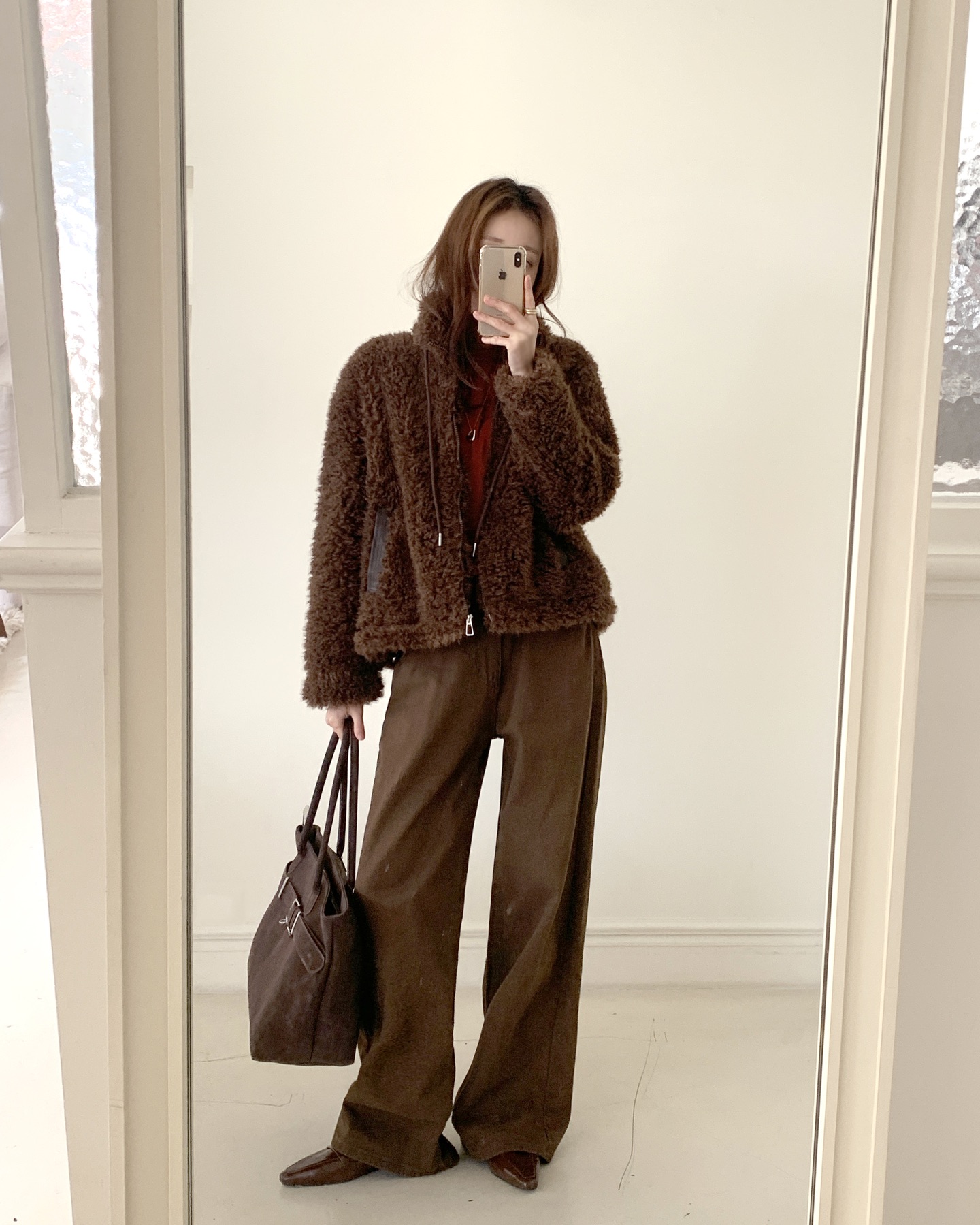 Hai tông màu trang phục đang "soán ngôi" đồ đen: Mặc lên nổi bật hơn nhưng sang trọng chẳng kém - Ảnh 12.