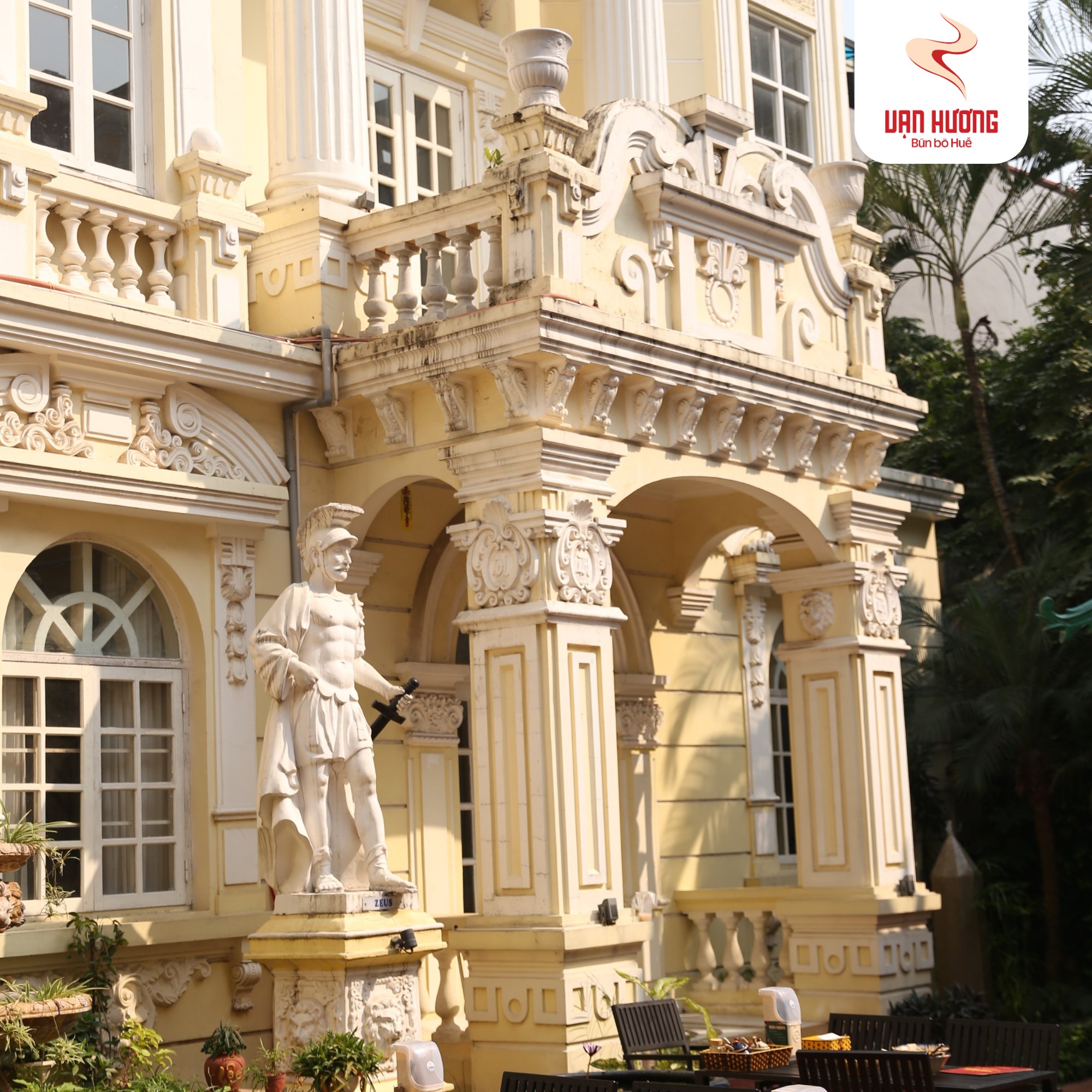 Khách Tây choáng khi bước vào quán bún bò Huế ở Việt Nam: Giá bát bún còn gây bất ngờ hơn nữa - Ảnh 4.