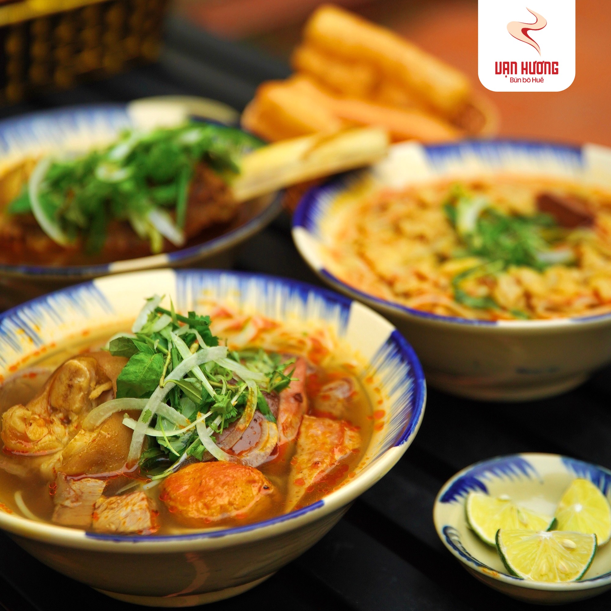 Khách Tây choáng khi bước vào quán bún bò Huế ở Việt Nam: Giá bát bún còn gây bất ngờ hơn nữa - Ảnh 3.