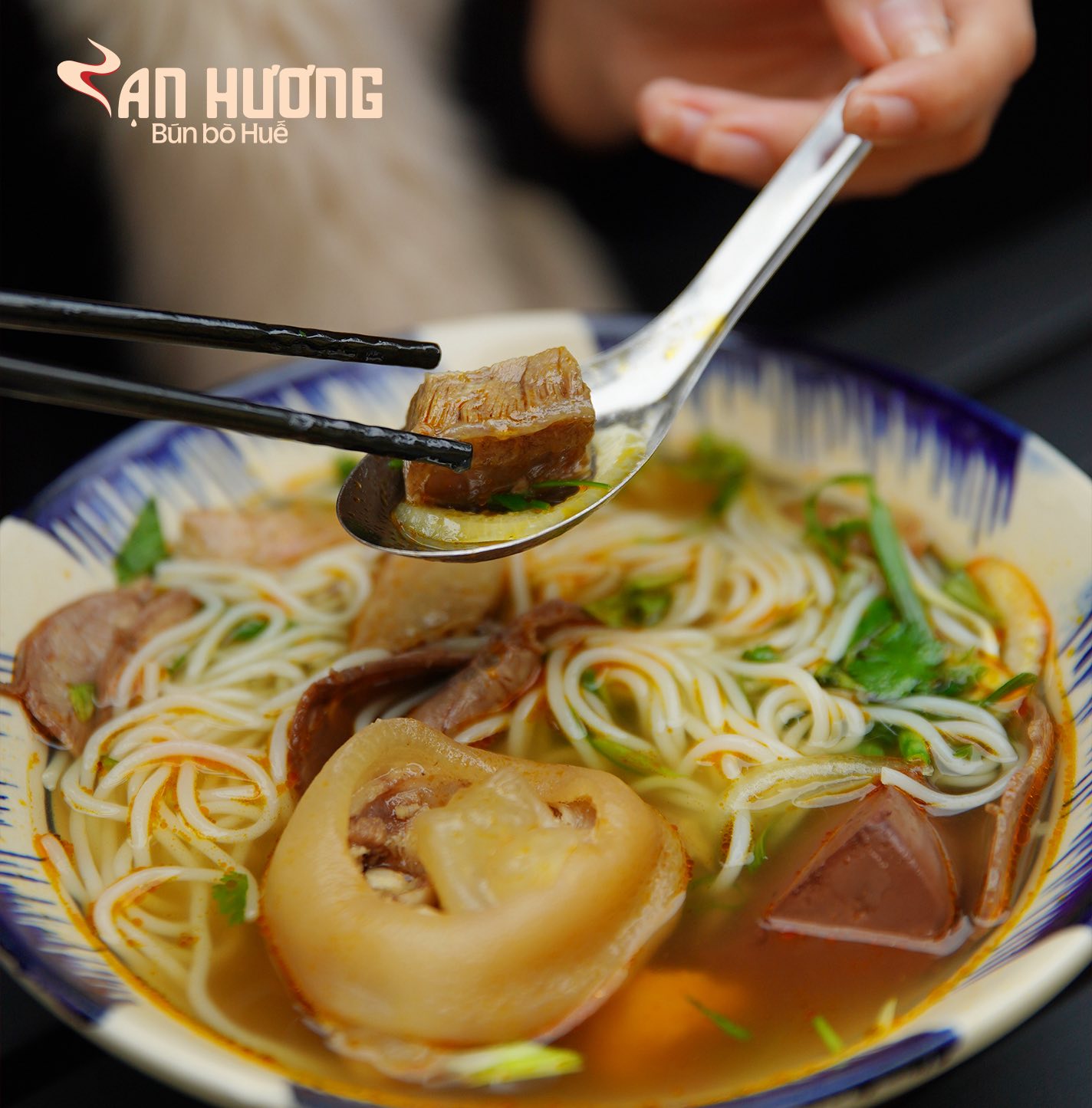 Khách Tây choáng khi bước vào quán bún bò Huế ở Việt Nam: Giá bát bún còn gây bất ngờ hơn nữa - Ảnh 2.