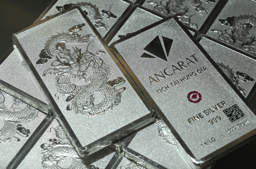 Bạc lập đỉnh mới, người dân rút tiết kiệm, xếp hàng đến 9 giờ tối chờ mua - Ảnh 2.