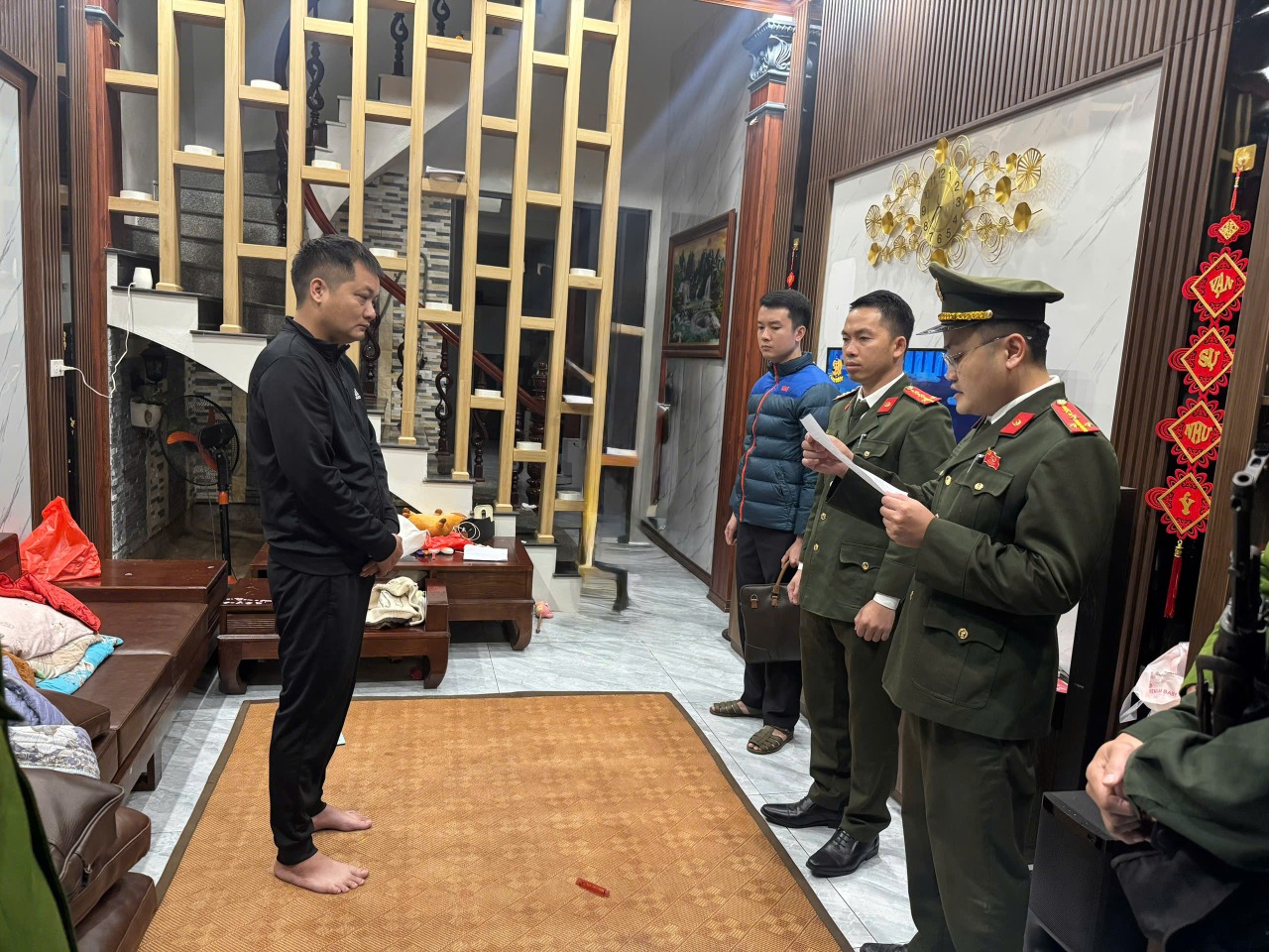 Buôn 25 tấn mỹ phẩm giả từ Trung Quốc, bán qua Facebook và Shopee thu lợi hàng chục tỉ đồng - Ảnh 1.