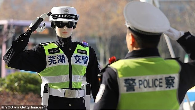 Robot cảnh sát AI tuần tra đường phố tại Vu Hồ , Trung Quốc - Ảnh 1.