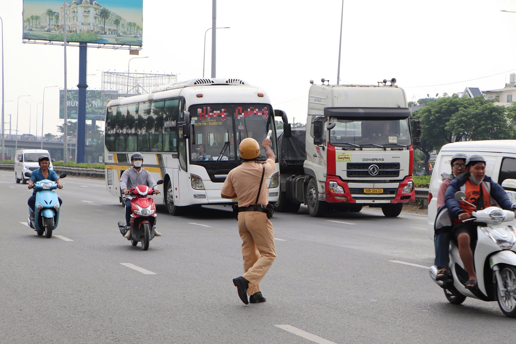 CSGT TPHCM quyết liệt kéo giảm tai nạn giao thông - Ảnh 1.