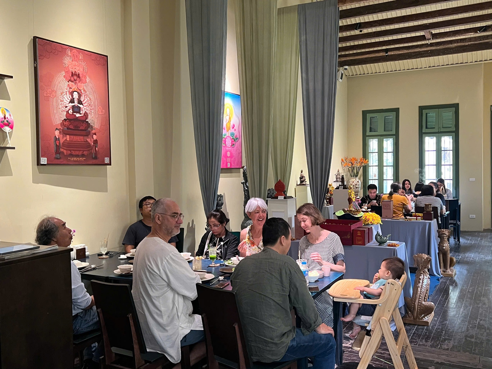 Khách Tây choáng khi bước vào quán bún bò Huế ở Việt Nam: Giá bát bún còn gây bất ngờ hơn nữa - Ảnh 10.