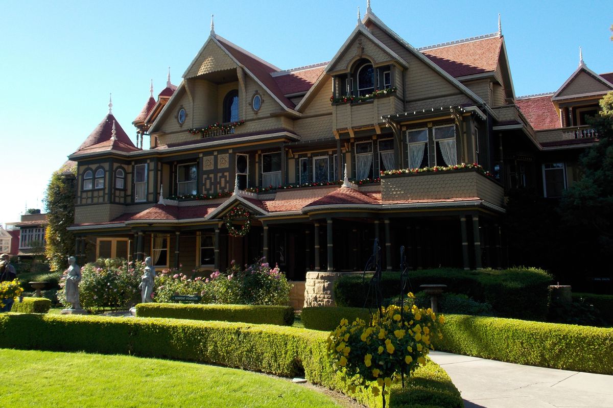 Những bí mật kinh hoàng về "ngôi nhà kỳ lạ nhất từng được xây dựng" có hơn 200 phòng, 10.000 cửa sổ và 2.000 cửa ra vào- Ảnh 3.