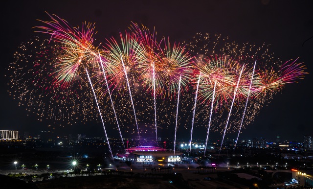 Mãn nhãn buổi tổng duyệt pháo hoa tối 21/1, Sun Group hé lộ: Mới chỉ bằng 5% so với quy mô buổi chính thức- Ảnh 1.