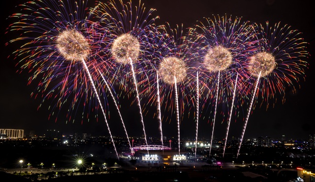 Mãn nhãn buổi tổng duyệt pháo hoa tối 21/1, Sun Group hé lộ: Mới chỉ bằng 5% so với quy mô buổi chính thức- Ảnh 6.