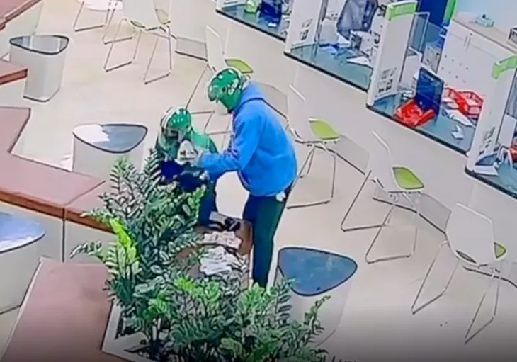 Truy bắt 2 nghi phạm mặc áo Grab cướp ngân hàng ở Gia Lai, lấy đi 1,8 tỷ đồng- Ảnh 1. Truy bắt 2 nghi phạm mặc áo Grab cướp ngân hàng ở Gia Lai, lấy đi 1,8 tỷ đồng- Ảnh 1.