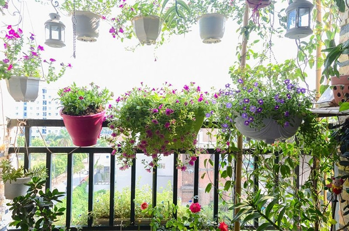 Những ý tưởng thú vị trang trí ban công đón Tết- Ảnh 1.