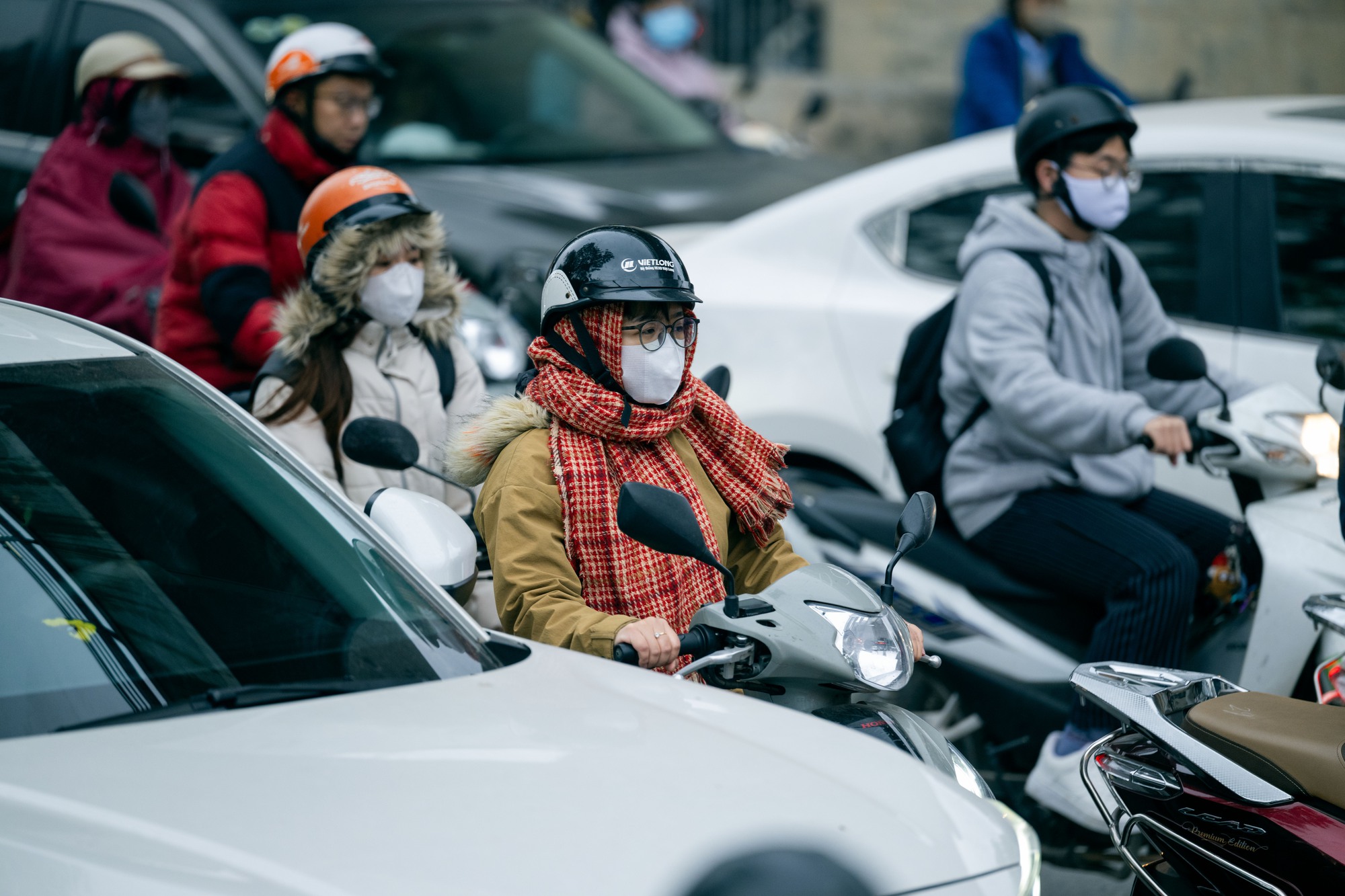 Ảnh, clip: Hà Nội chìm trong những ngày lạnh nhất từ đầu Đông- Ảnh 4. Ảnh, clip: Hà Nội chìm trong những ngày lạnh nhất từ đầu Đông- Ảnh 4.