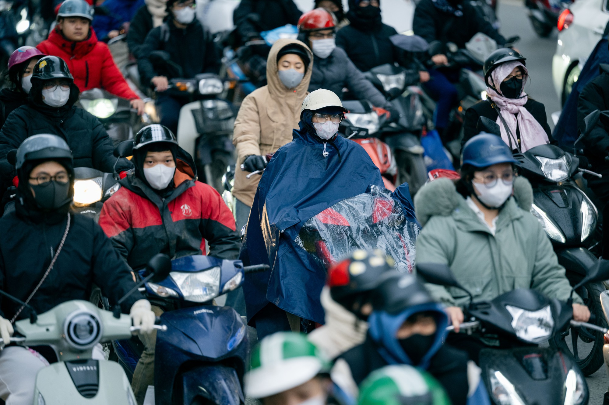 Ảnh, clip: Hà Nội chìm trong những ngày lạnh nhất từ đầu Đông- Ảnh 1. Ảnh, clip: Hà Nội chìm trong những ngày lạnh nhất từ đầu Đông- Ảnh 1.