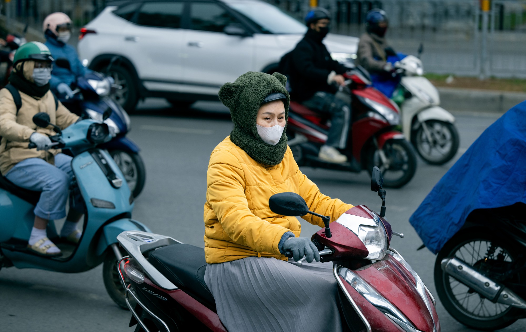 Ảnh, clip: Hà Nội chìm trong những ngày lạnh nhất từ đầu Đông- Ảnh 3. Ảnh, clip: Hà Nội chìm trong những ngày lạnh nhất từ đầu Đông- Ảnh 3.